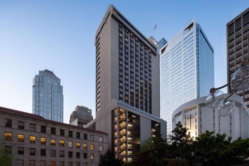 西雅图西雅图希尔顿酒店的城市中一群高大的建筑