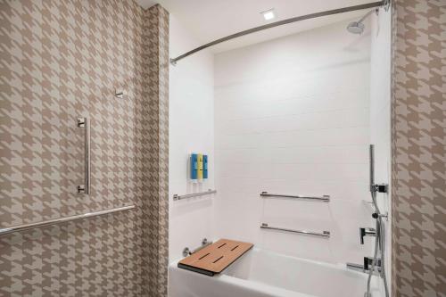 丹佛Home2 Suites By Hilton Denver Downtown Convention Center的浴室配有白色浴缸和水槽