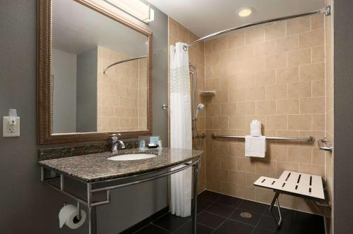 奥格登奥格登汉普顿套房酒店的一间带水槽和镜子的浴室