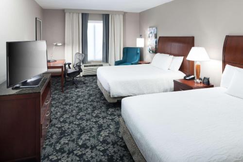 弗赖拉辛弗里斯科希尔顿花园酒店的酒店客房设有两张床和一台平面电视。