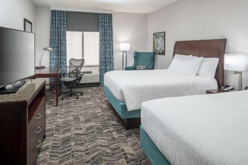 格雷普韦恩沃思堡机场北格雷普韦恩希尔顿花园旅馆的酒店客房设有两张床和一台平面电视。