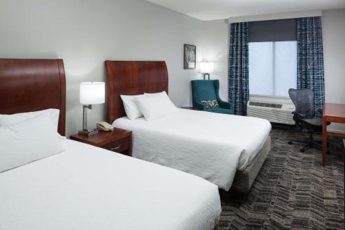 土桑图森机场希尔顿花园酒店 的酒店客房配有两张床和一张书桌