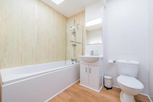 西卢港The Decker Apartment的白色的浴室设有卫生间和水槽。
