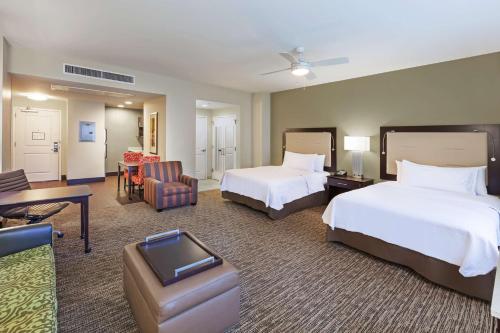 达拉斯达拉斯市中心惠庭套房酒店的酒店客房,设有两张床和一张沙发
