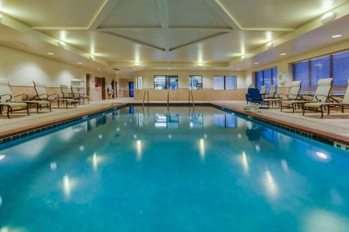 本宁顿本宁顿汉普顿酒店的酒店客房的大型游泳池配有椅子