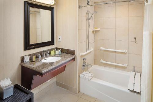 科默斯洛杉机希尔顿逸林酒店的带浴缸、水槽和浴缸的浴室