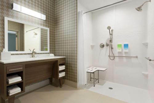 弗洛伦斯Home2 Suites By Hilton Florence Cincinnati Airport South的一间带水槽和淋浴的浴室
