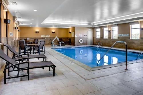 道奇城道奇城汉普顿酒店的游泳池位于酒店客房内,配有椅子和桌子