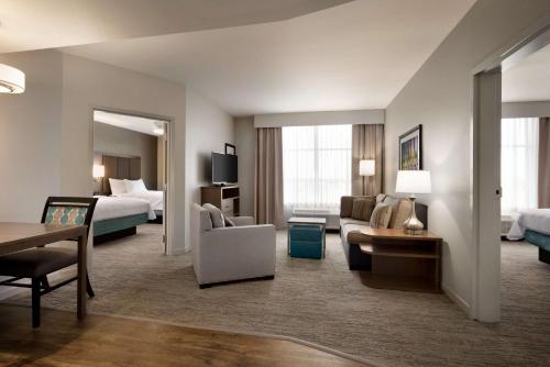 南海文Homewood Suites By Hilton Southaven的酒店套房 - 带客厅和卧室