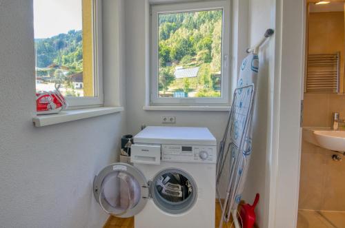 滨湖采尔Apartment Leon - by Alpen Apartments的带窗户的浴室内的洗衣机