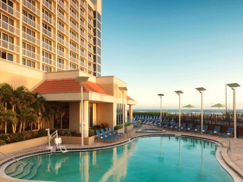 墨尔本墨尔本海滨希尔顿酒店的大楼前设有游泳池的酒店