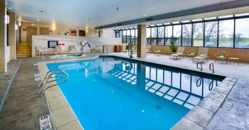 丹佛Embassy Suites by Hilton Denver Central Park的大楼里一个蓝色的大泳池