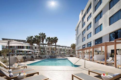 洛杉矶Hilton Santa Monica的游泳池的图片