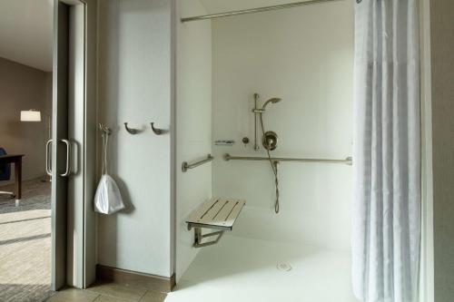 提内克蒂内克/格兰普恩特汉普顿酒店的白色的浴室设有长凳和淋浴。