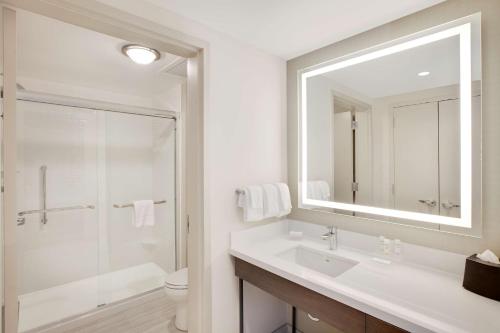 路易斯威尔Homewood Suites By Hilton Louisville Downtown的一间带水槽、淋浴和镜子的浴室
