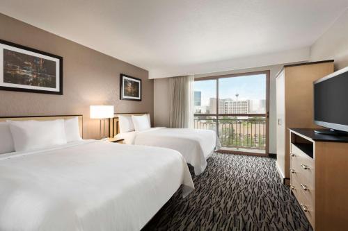 拉斯维加斯拉斯维加斯希尔顿会议中心顿合博套房酒店的酒店客房设有两张床和一台平面电视。