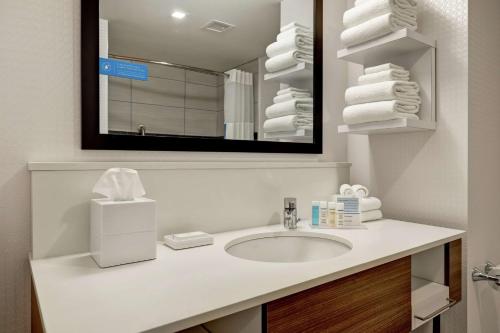 埃格港乡Hampton Inn Egg Harbor Township Atlantic City的浴室配有盥洗盆、镜子和毛巾