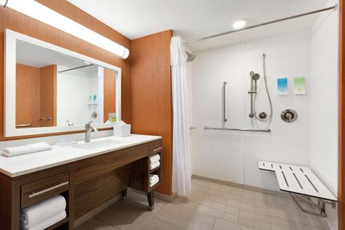 奥古斯塔奥古斯塔区格罗夫敦希尔顿欣庭套房酒店的一间带水槽和淋浴的浴室