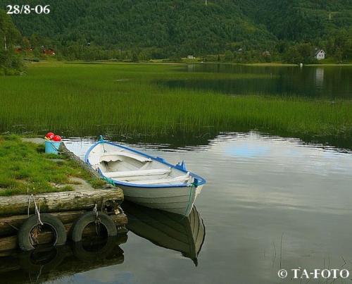 努尔黑姆松Panoramahytte的船停靠在湖面上的码头