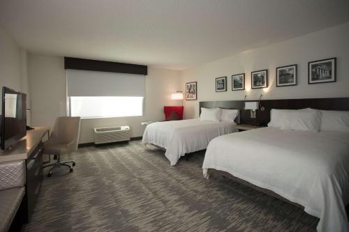阿森斯雅典市中心希尔顿花园酒店的酒店客房设有两张床和一台平面电视。