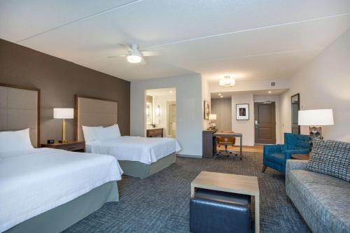 萨拉托加泉萨拉托加温泉希尔顿惠庭套房酒店 的酒店客房,设有两张床和一张沙发