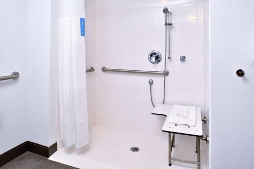 锡达福尔斯Hampton Inn Cedar Falls Downtown, Ia的带淋浴和盥洗盆的浴室