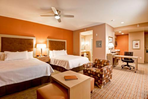 安纳海姆阿纳海姆CTR迪士尼乐园正门希尔顿惠庭套房酒店的酒店客房,配有两张床和椅子