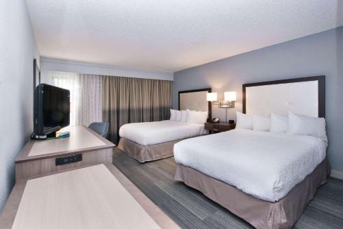 那不勒斯那不勒斯 - I-75汉普顿酒店的酒店客房设有两张床和一台平面电视。