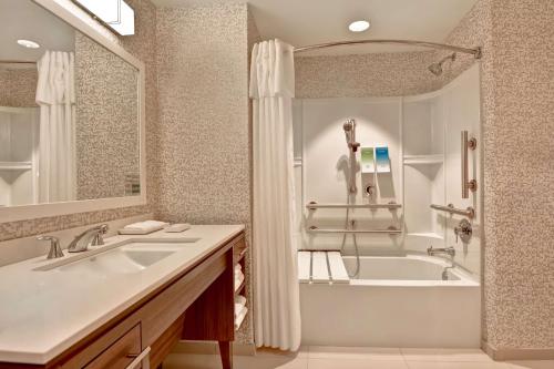 那不勒斯Home2 Suites By Hilton Naples I-75 Pine Ridge Road的带浴缸和盥洗盆的浴室