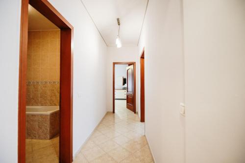 地拉那ApartHotel Toptani Center View的走廊上设有带卫生间和浴缸的浴室