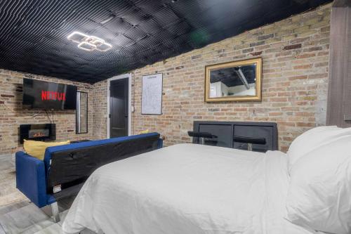 伦敦London Downtown Home的一间卧室设有一张床和砖墙