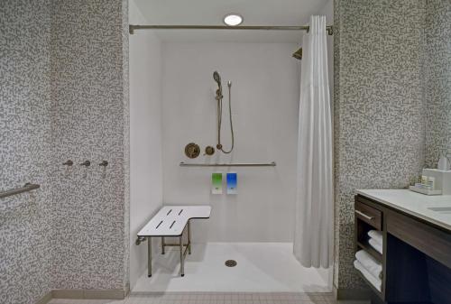 亚特兰大Home2 Suites by Hilton Atlanta Airport North的带淋浴的浴室和长凳