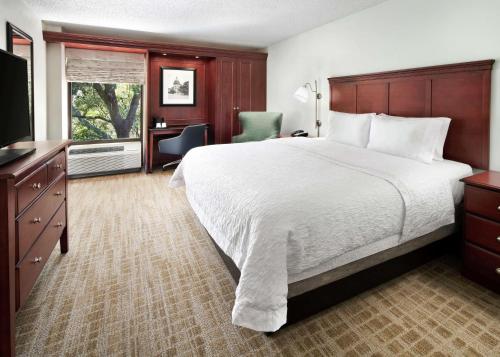 奥斯汀奥斯汀北汉普顿酒店 的酒店客房设有一张大床和一张书桌。