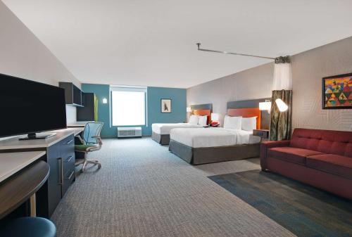 ArdenHome2 Suites By Hilton Asheville Airport的酒店客房设有两张床和一台平面电视。