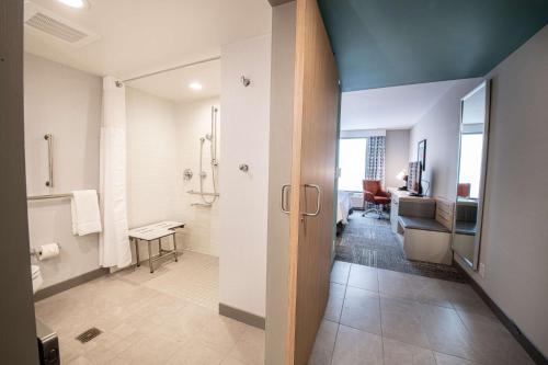 阿什维尔Hilton Garden Inn Asheville South的一间带步入式淋浴间和卫生间的浴室