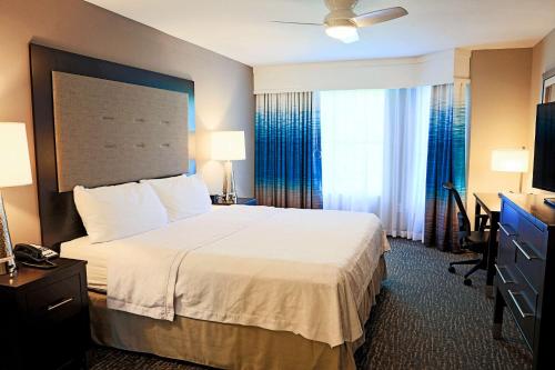 阿什维尔阿什维尔希尔顿惠庭套房酒店的配有一张床和一张书桌的酒店客房