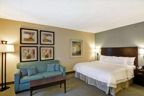 威克斯巴勒威尔克斯巴汉普顿套房酒店的酒店客房,配有床和蓝色的沙发
