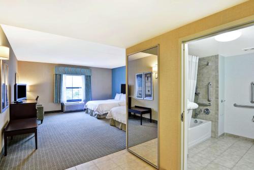 威克斯巴勒威尔克斯巴汉普顿套房酒店的一间酒店客房 - 带一张床和一间浴室