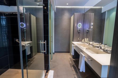 波哥大佰欧舒丽GHL酒店的一间带两个盥洗盆和淋浴的浴室