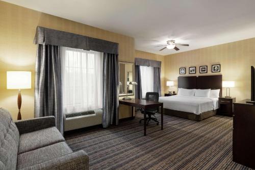 纽敦纽敦希尔顿惠庭套房酒店 - 宾夕法尼亚朗豪的酒店客房,配有床和沙发