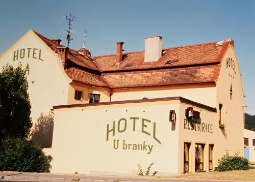 斯特日布罗乌布兰基酒店的建筑的一侧有酒店标志