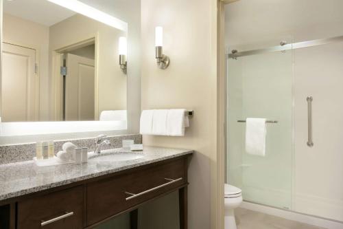 曼彻斯特Homewood Suites By Hilton Hartford Manchester的一间带水槽和淋浴的浴室