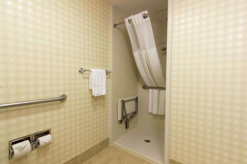 班戈班戈尔希尔顿花园酒店的带淋浴和浴帘的浴室