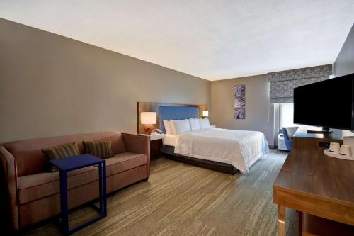 伯明翰伯明翰科洛纳德路280号汉普顿酒店的酒店客房,配有床和沙发