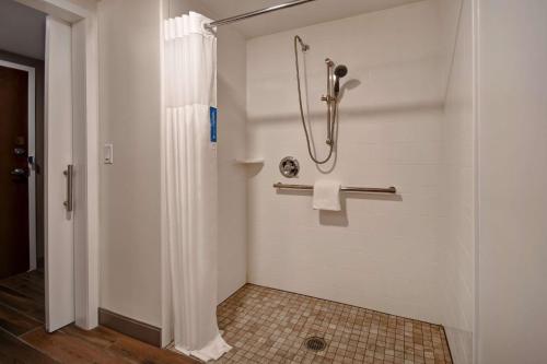 伯明翰伯明翰科洛纳德路280号汉普顿酒店的带淋浴和浴帘的浴室