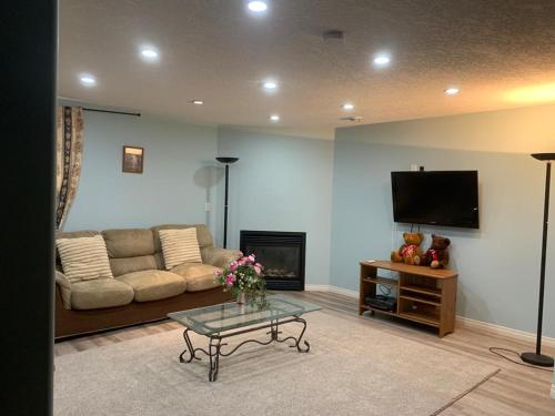 卡尔加里Steven Abode的带沙发和电视的客厅