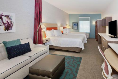 伯明翰Home2 Suites By Hilton Birmingham Colonnade的酒店客房,配有床和沙发