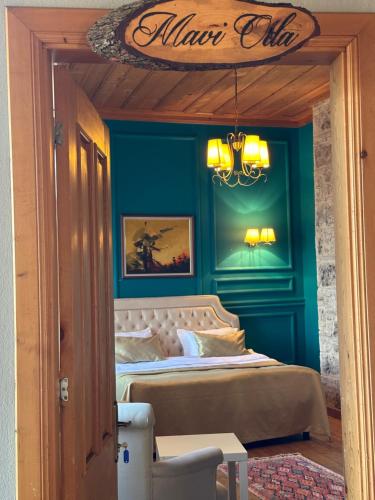 安塔利亚Grace Lounge Suite的一间卧室配有一张蓝色墙壁的床