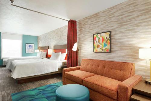 俾斯麦Home2 Suites By Hilton Bismarck的酒店客房,配有床和沙发