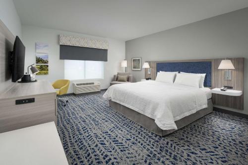 Ashland CityHampton Inn Ashland City, Tn的酒店客房设有一张大床和一台电视。
